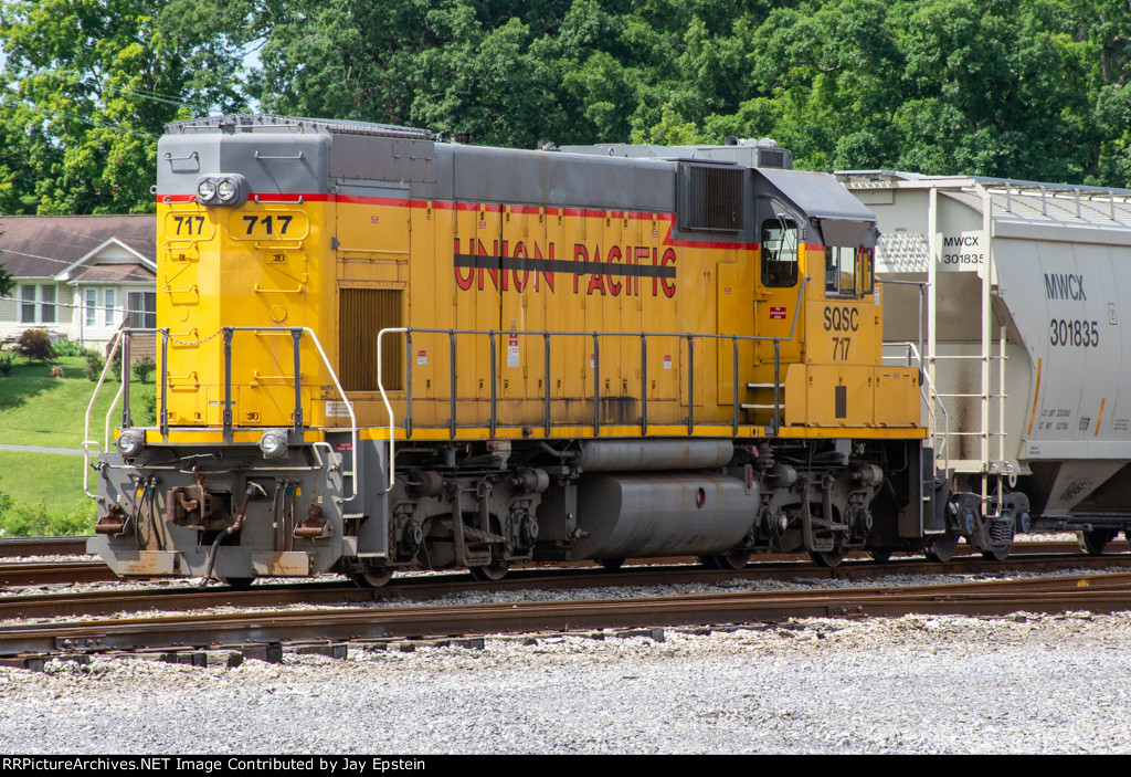 SQSC 717 rest between moves in he Bridgeport Yard 